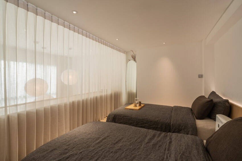 
Không gian trong phòng ngủ nằm trên gác lửng được bố trí thêm rèm che để đảm bảo được sự riêng tư
