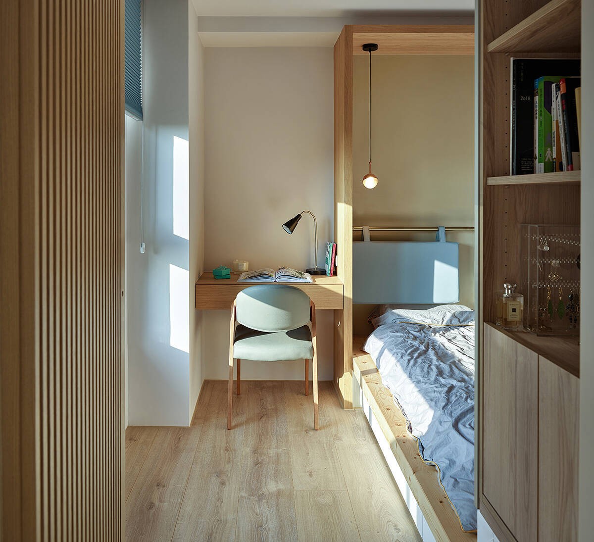 
Phòng ngủ tuy nhỏ nhưng đầy đủ tiện nghi, được thiết kế tối giản, gọn gàng
