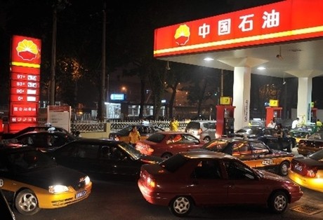 
Việc giá dầu thô nguyên liệu tăng mạnh đã khiến những nhà máy lọc dầu độc lập của Trung Quốc phải cắt giảm sản lượng hơn nữa.
