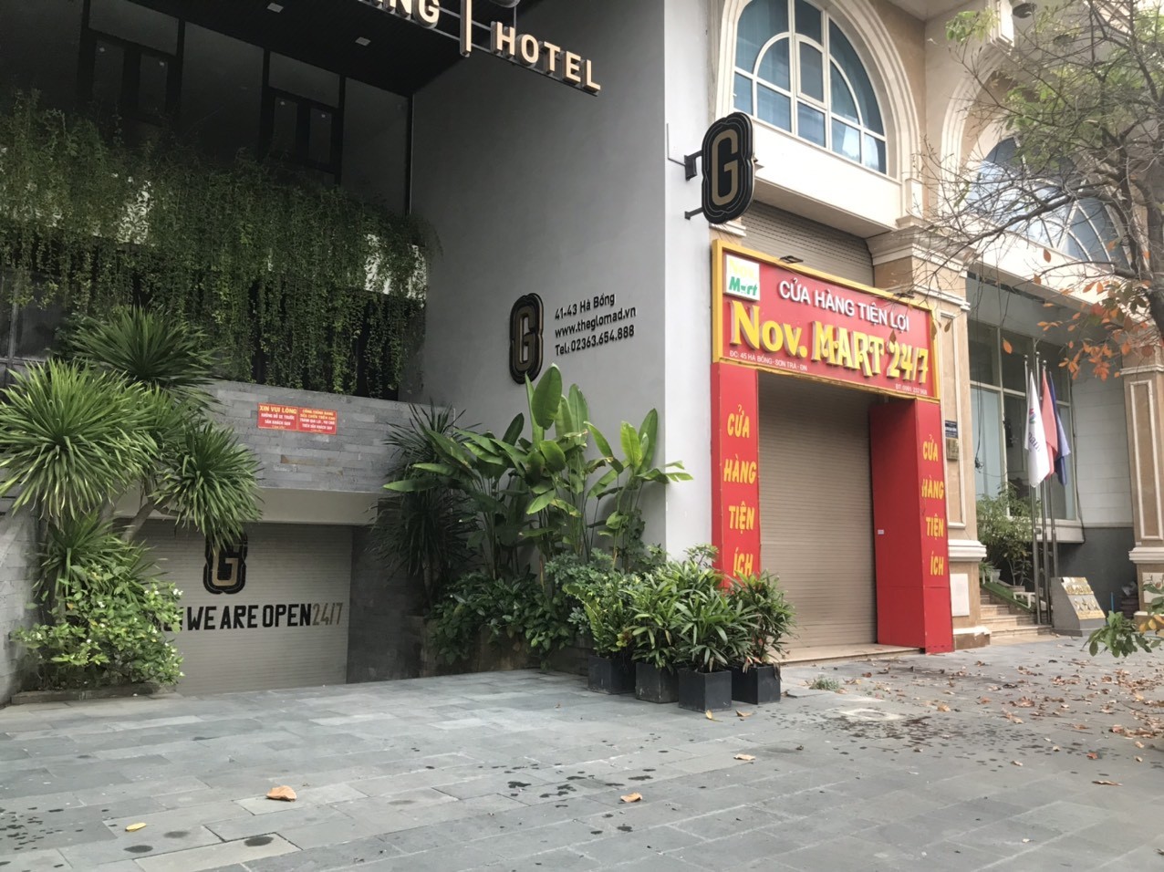 
Trên con phố Hà Bổng: một khách sạn, một cửa hàng tiện lợi, một khách sạn tiếp theo, tất cả đều vẫn chưa mở cửa trở lại.
