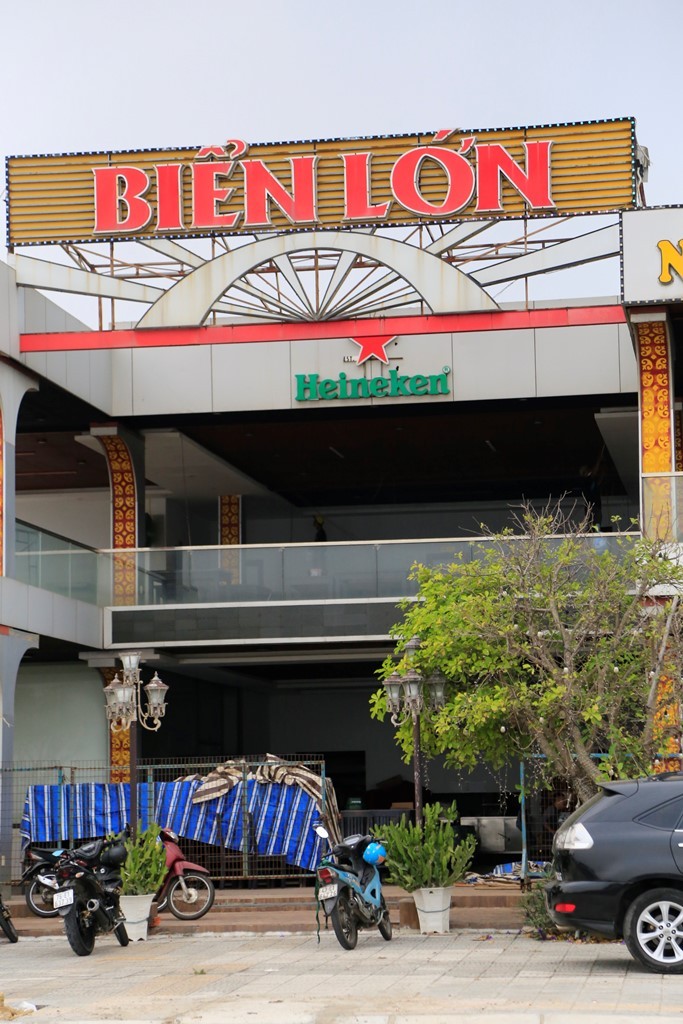 
Nhiều nhà hàng dọc trục đường Võ Nguyên Giáp cũng đóng cửa. Theo ước tính đã có khoảng 40.000 lao động trong ngành du lịch tại Đà Nẵng bị mất việc làm do ảnh hưởng dịch bệnh.
