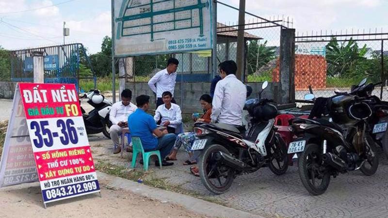 
Trên thực tế, nghề môi giới không phải màu hồng như vậy bởi kiếm được đồng tiền từ nghề này cũng phải trầy da tróc vảy
