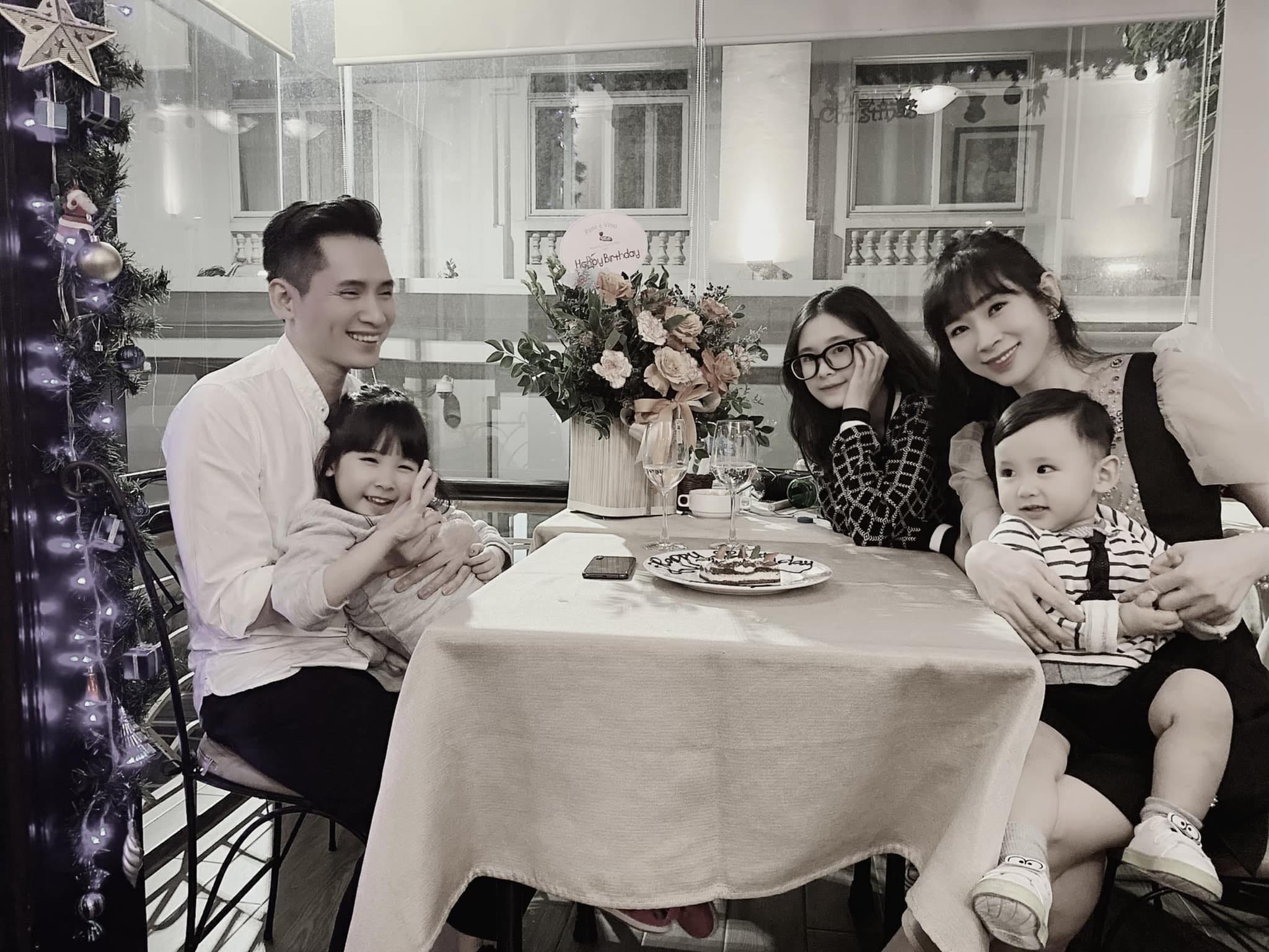 
Gia đình hạnh phúc của anh Quốc Khánh, vợ anh là chị Anh Thư
