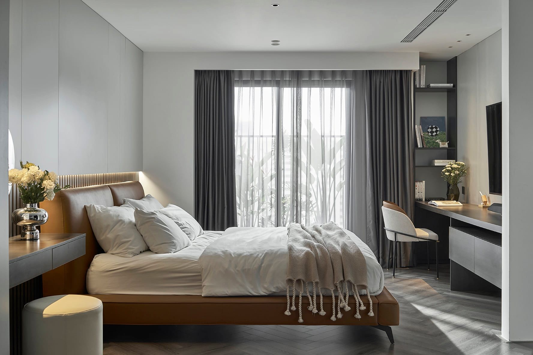 
Phòng ngủ chính của căn hộ với thiết kế tối giản nhưng đầy tính thẩm mỹ
