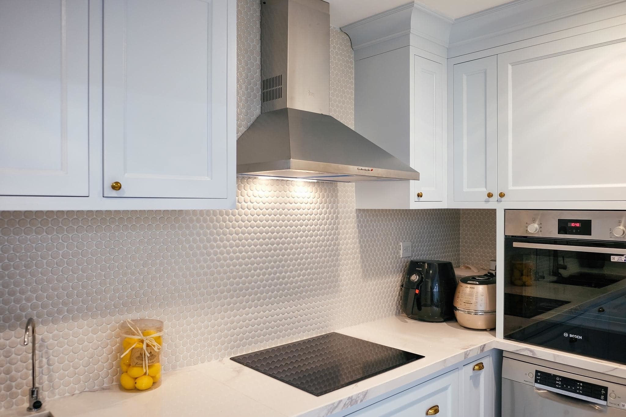 
Trong bếp được ốp gạch mosaic sạch sẽ, dễ dàng vệ sinh và giúp gian bếp luôn sáng sủa
