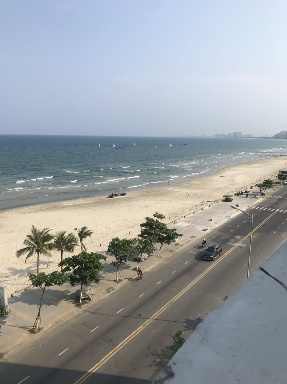 
Bãi biển Đà Nẵng vẫn vắng bóng khách du lịch
