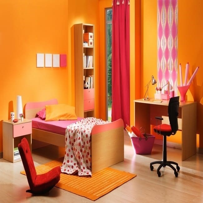 
Phòng ngủ với tông màu cam nổi&nbsp;bật
