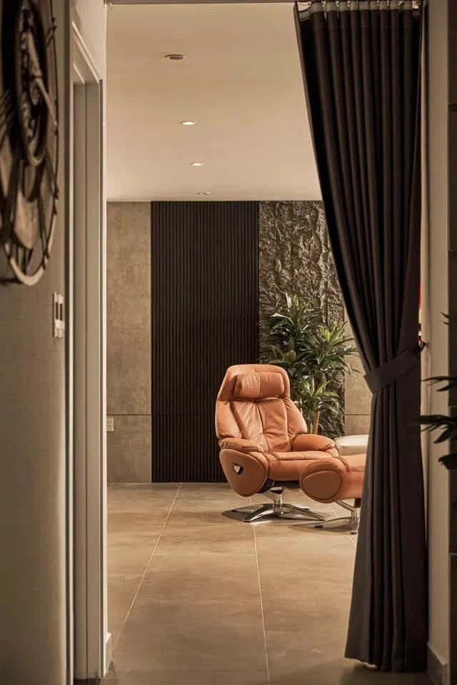 
Chiếc ghế bành da nâu cao cấp ghép với bộ ghế Sofa chữ L, khiến không gian phòng khách nhà bạn trở nên độc đáo hơn
