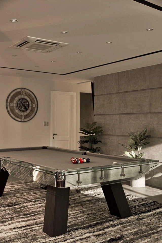 
Phòng giải trí có bàn bi-a sử dụng tông màu trung tính chủ đạo với viền kính độc đáo được đặt trên chiếc thảm lông mềm mại, giúp cho góc phòng giải trí có được sự sang trọng
