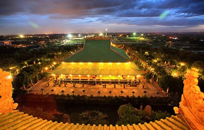 
Công trình Kiêm Điện trong khu du lịch Đại Nam xác lập kỷ lục ngồi đền thờ lớn nhất Việt Nam. Ảnh: Panoramio
