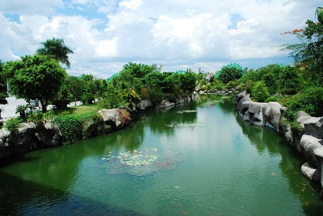 
Sông Bảo Giang dài 720m bao quanh đền thờ Đại Nam Quốc Tự và dãy núi Bảo Sơn. Ảnh: Panoramio
