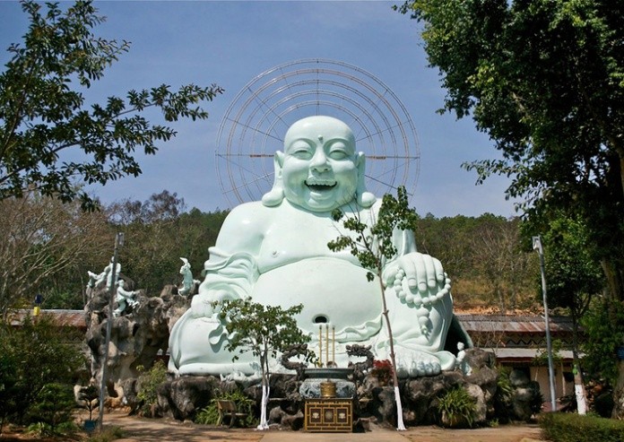 
Tượng Phật Di Lặc ở LInh Ẩn Tự là pho tượng Phật Di Lặc cao nhất tỉnh Lâm Đồng
