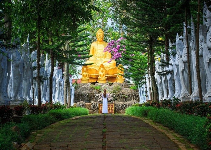 
Linh Ẩn tự có rất nhiều tượng Phật được chạm khắc rất tinh tế và sống động
