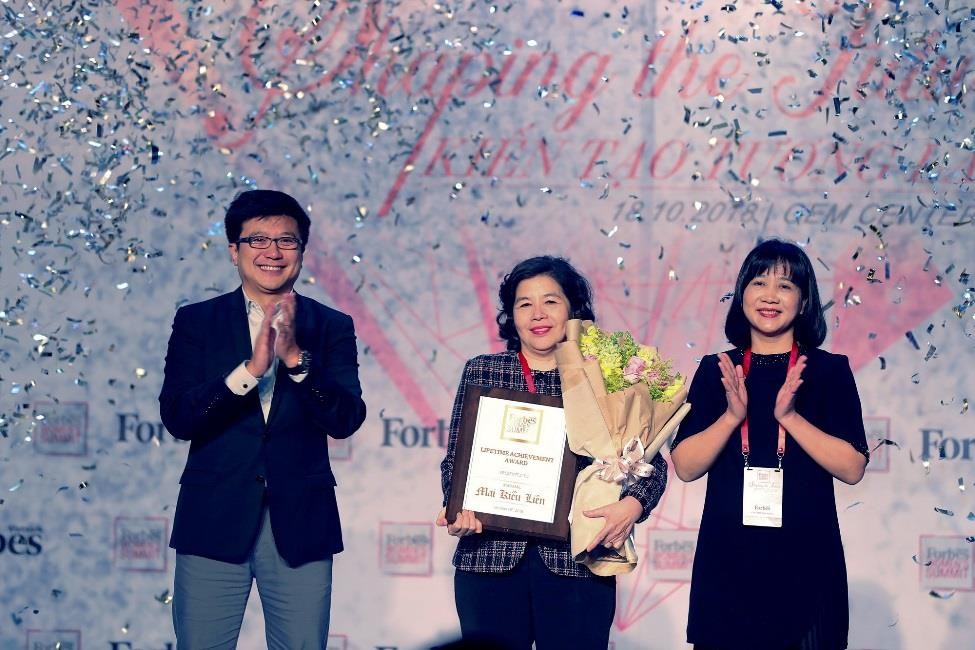 
Năm 2018, bà Mai Kiều Liên trở thành người phụ nữ Việt đầu tiên được Forbes Việt Nam vinh danh giải thưởng “Thành tựu trọn đời” với dấu ấn “tư tưởng đổi mới sáng tạo, khả năng hoạch định chiến lược đúng đắn, xây dựng văn hóa doanh nghiệp...
