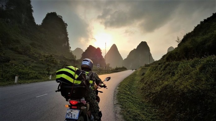 

Nhiều người đi phượt chùa Hương bằng xe máy vào dịp cuối tuần
