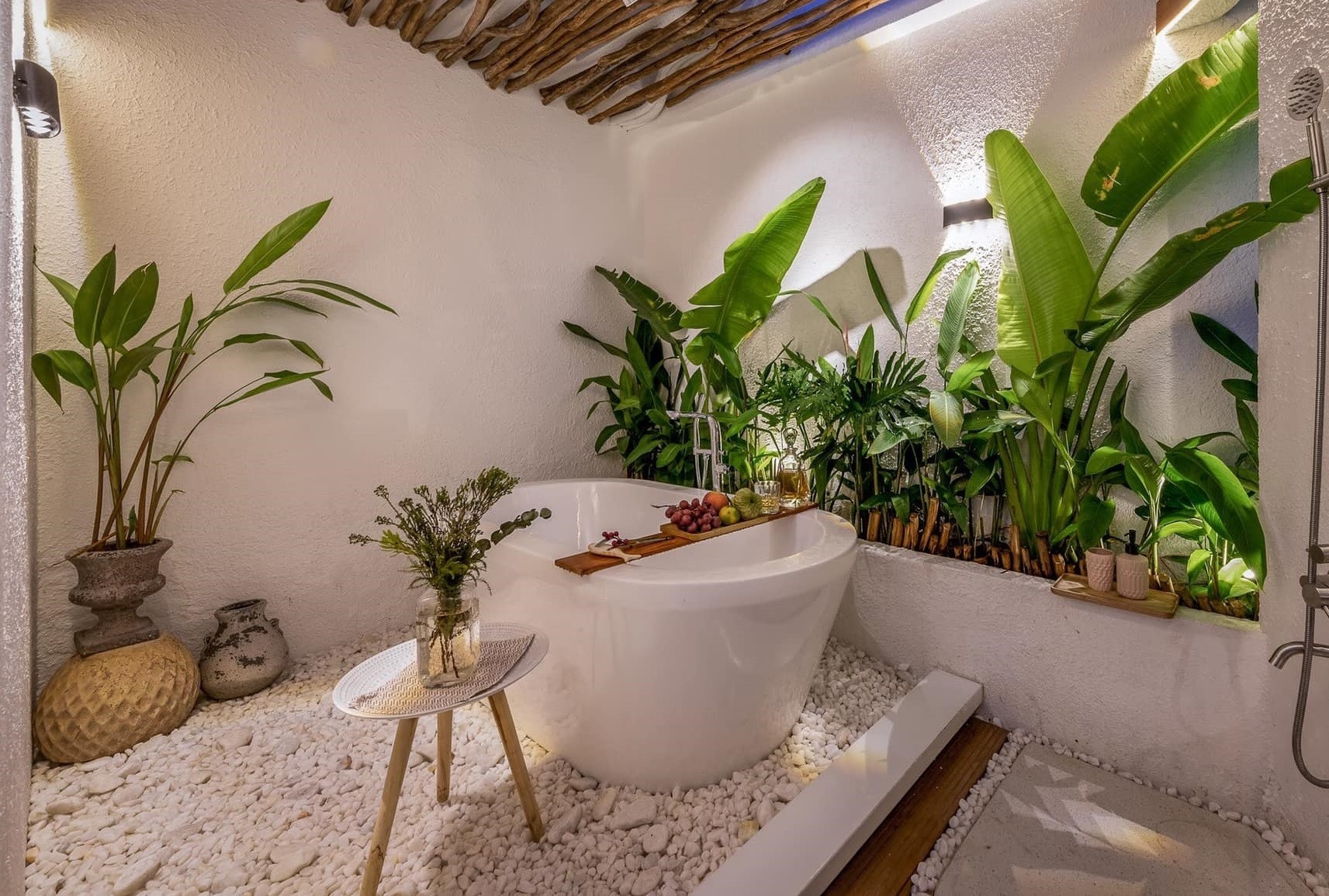 
Phòng tắm như nằm ở giữa khu rừng nhiệt đới, phần mái che có khe thoáng, lấy gió và lấy sáng

