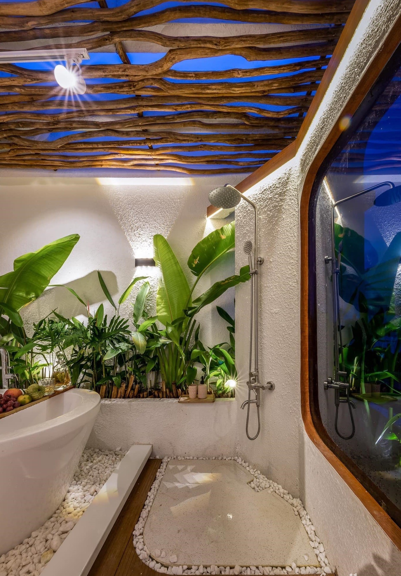 
Phòng tắm được làm từ những vật liệu gần gũi với thiên nhiên, giống như một resort ở giữa thành phố
