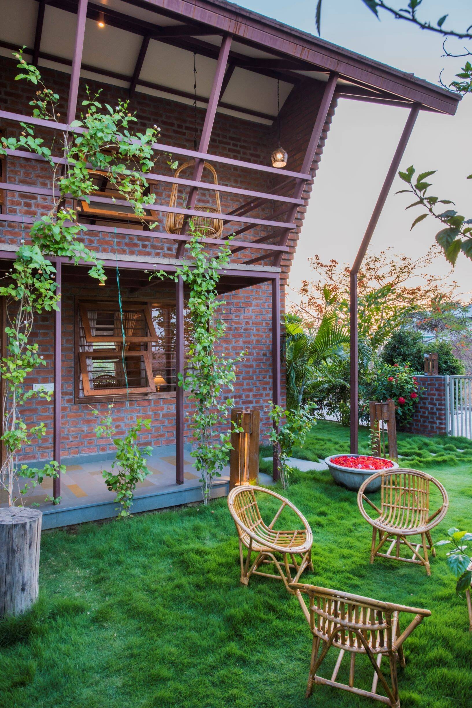
Thảm cỏ xanh giúp cho căn nhà thêm tươi mát
