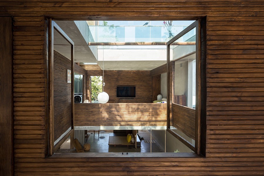 
Trung tâm tầng 2 được kiến trúc sư thiết kế với vách gỗ tạo nên sự gần gũi&nbsp;
