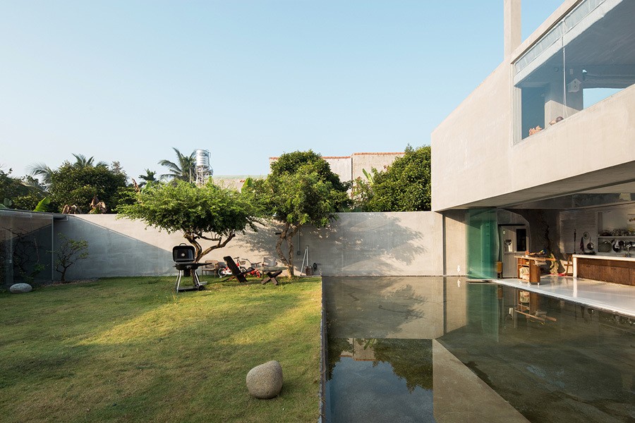 
Giữa sân vườn và không gian chính của căn nhà là ao nước, mang lại sự mát mẻ cho không khí trong căn biệt thự
