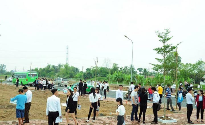 Những vụ đấu giá đất bất thường sẽ khiến cho mặt bằng giá bất động sản tăng cao với một giá ảo