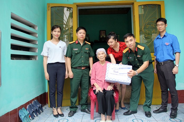 
Tổng Công ty kết hợp Hội Phụ nữ đến tặng quà Bà mẹ Việt Nam Anh hùng
