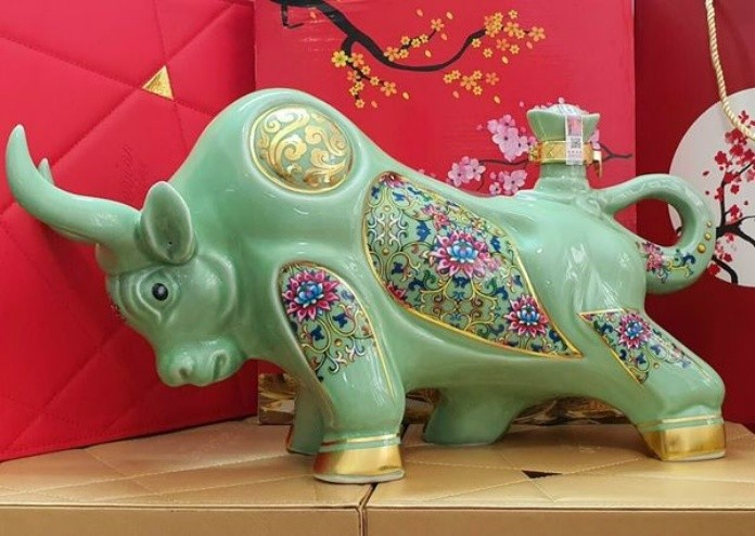 

Hình ảnh con trâu được người dân Nhật Bản làm bằng sứ

