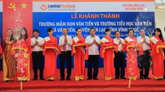 
Cổ đông LienVietPostBank tăng cường hỗ trợ giáo dục
