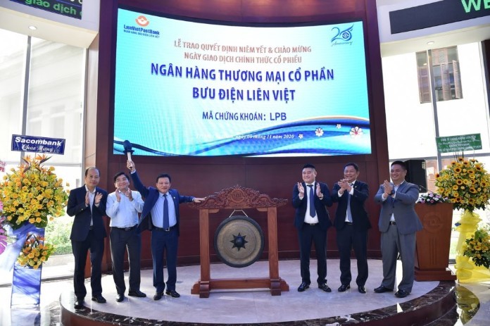 
LienVietPostBank là ngân hàng đầu tiên có cổ phiếu niêm yết trên sàn HOSE
