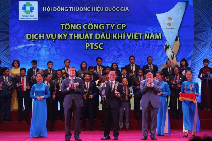 
Đại diện Tổng công ty CP Dịch vụ Kỹ thuật Dầu khí Việt Nam nhận giải Thương hiệu Quốc gia
