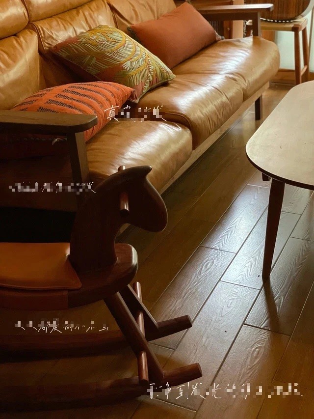 
Sàn nhà sạch bóng không một hạt bụi, có sự hiện diện của chiếc sofa làm từ da thật và khung ghế làm từ gỗ hồ đào
