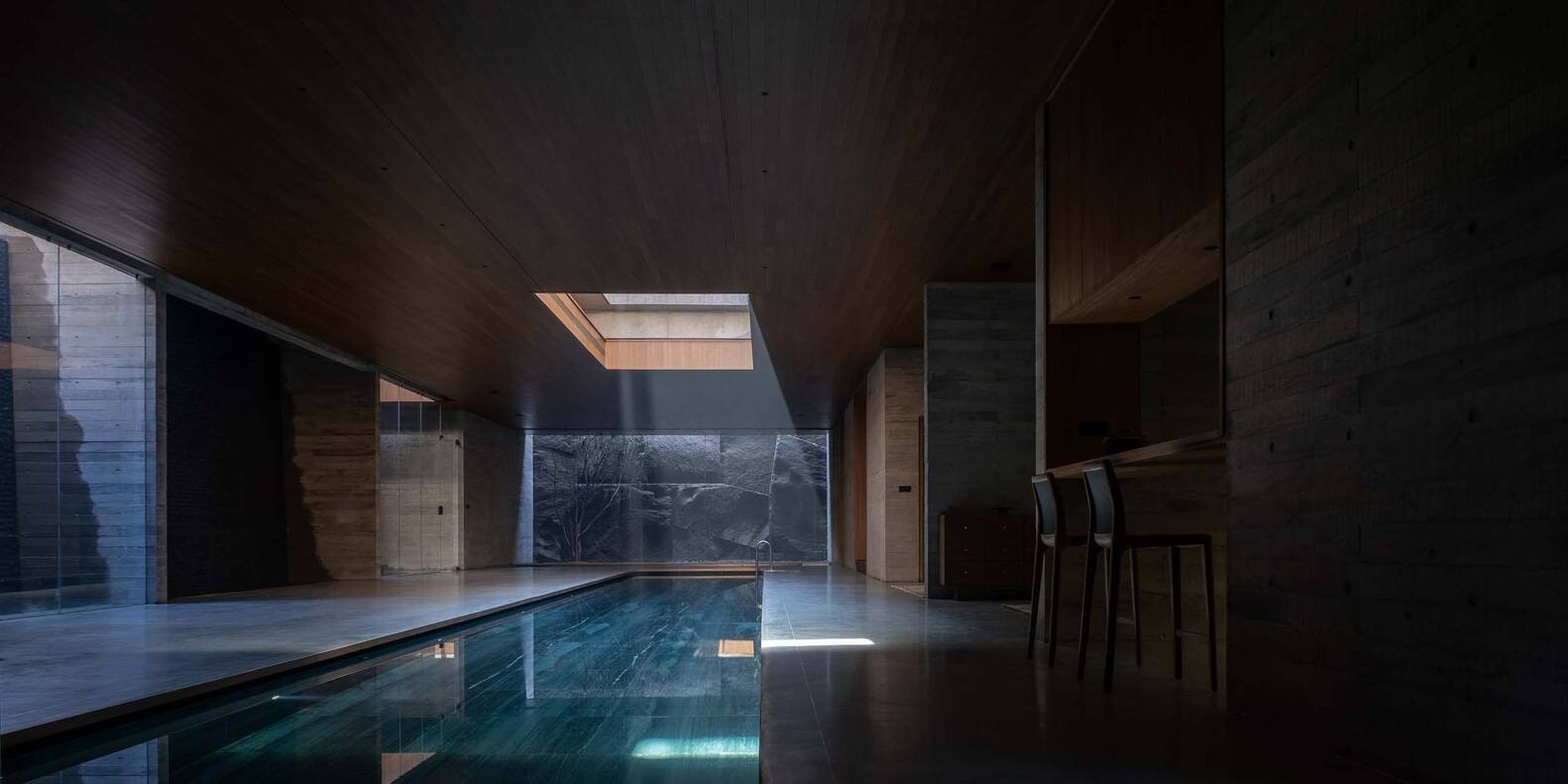 
Bể bơi nước nóng được đặt dưới tầng hầm, cùng với cách bố trí, sắp xếp không gian ánh sáng đẹp đẽ, độc đáo, đẹp mê ly
