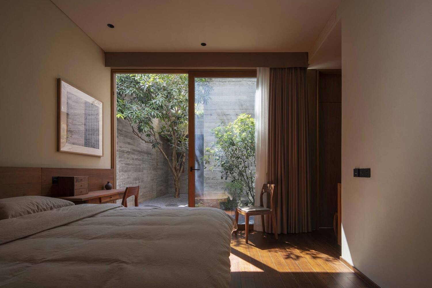 
Phòng ngủ có tông màu trung tính mang đến cho gia chủ cảm giác yên bình, thư thái khi ngủ
