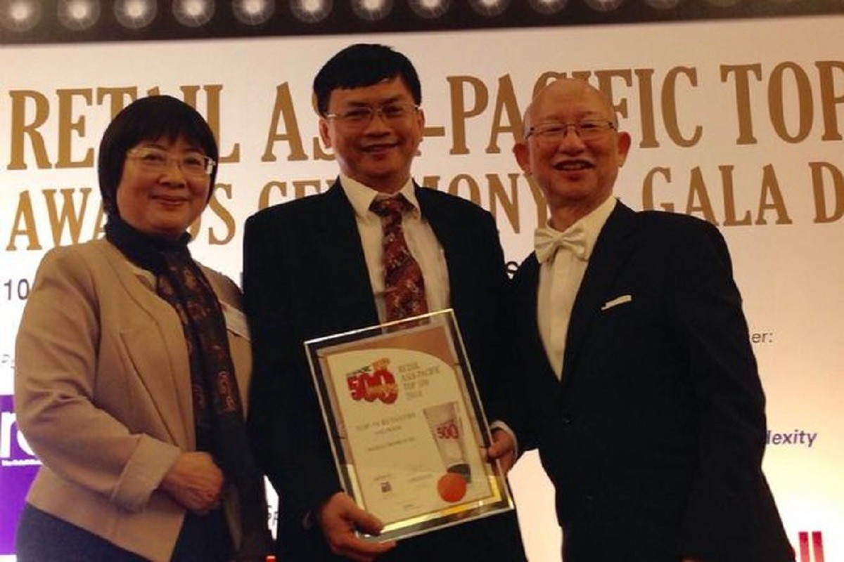 

Năm 2004 thì ông Tùng đã gia nhập Thế giới di động với vai trò là Giám đốc tài chính (giữa)
