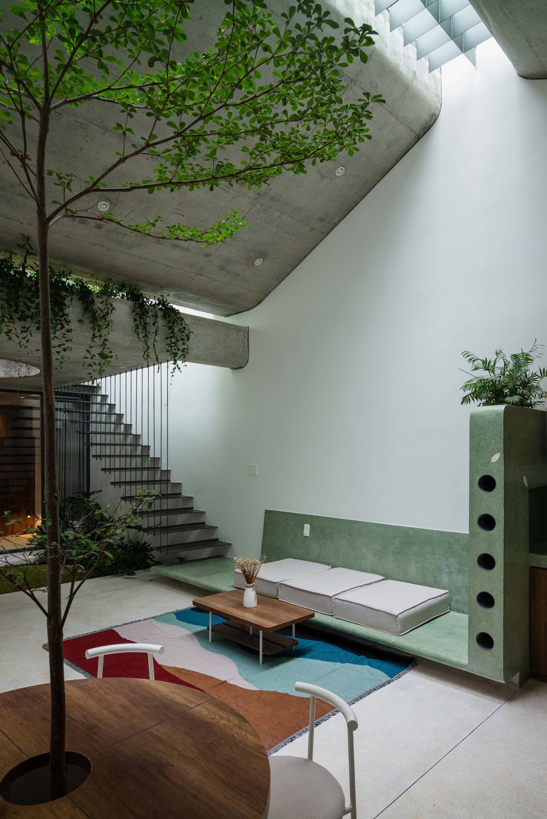 
Phòng khách được bài trí gọn gàng với sự kết hợp hài hòa của màu gỗ với các mảng xanh, đỏ, trắng&nbsp;
