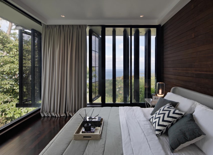 
Phòng ngủ thiết kế tối giản nhưng ấm cúng, có cửa sổ nhìn ra không gian xung quanh
