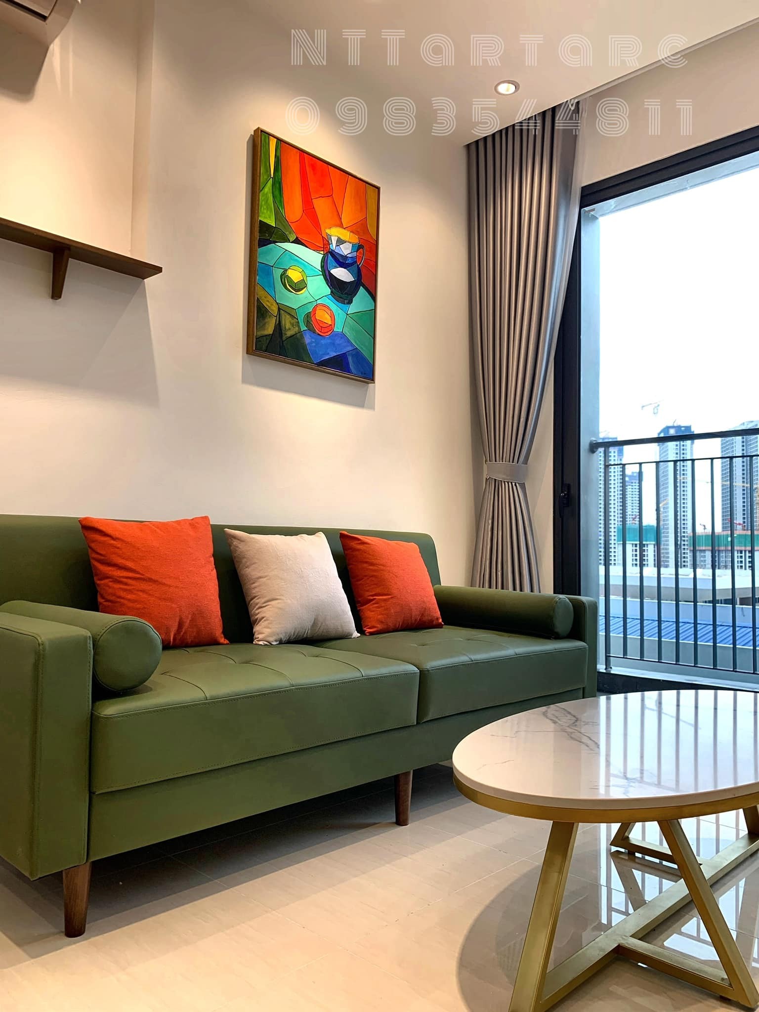 
Bức tranh tạo điểm nhấn cho phòng khách, bộ sofa nhỏ và phù hợp với không gian
