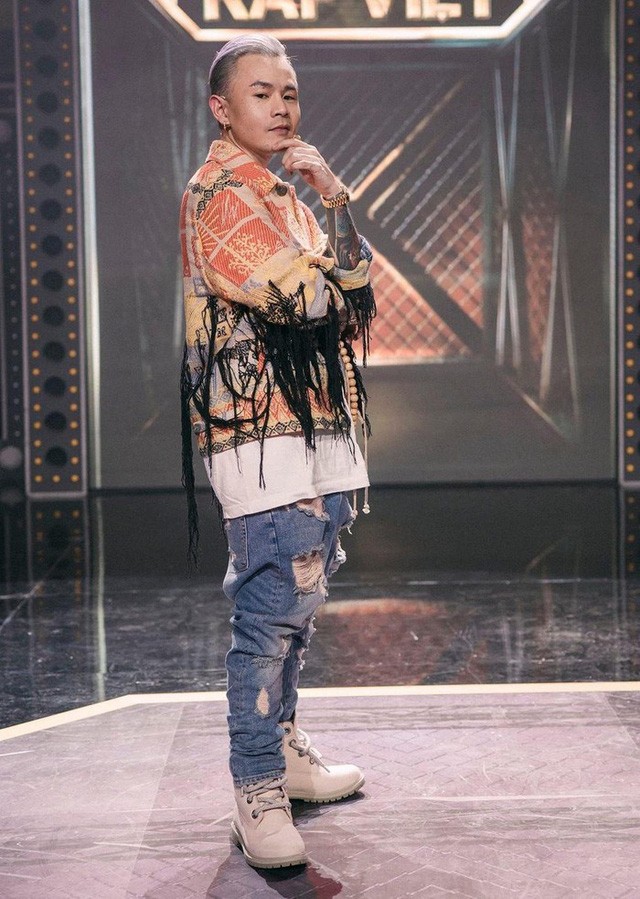 
Trong tập cuối của chương trình Rap Việt, Binz từng khoác lên mình bộ trang phục có tổng giá trị lên tới gần 1 tỷ đồng

