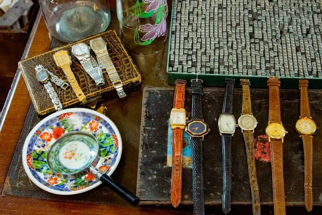 Những đồ đạc, vật dụng được hai người bày bán trong căn nhà của mình