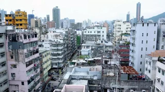 Không gian khá cũ nát khi nhìn từ bên ngoài căn nhà