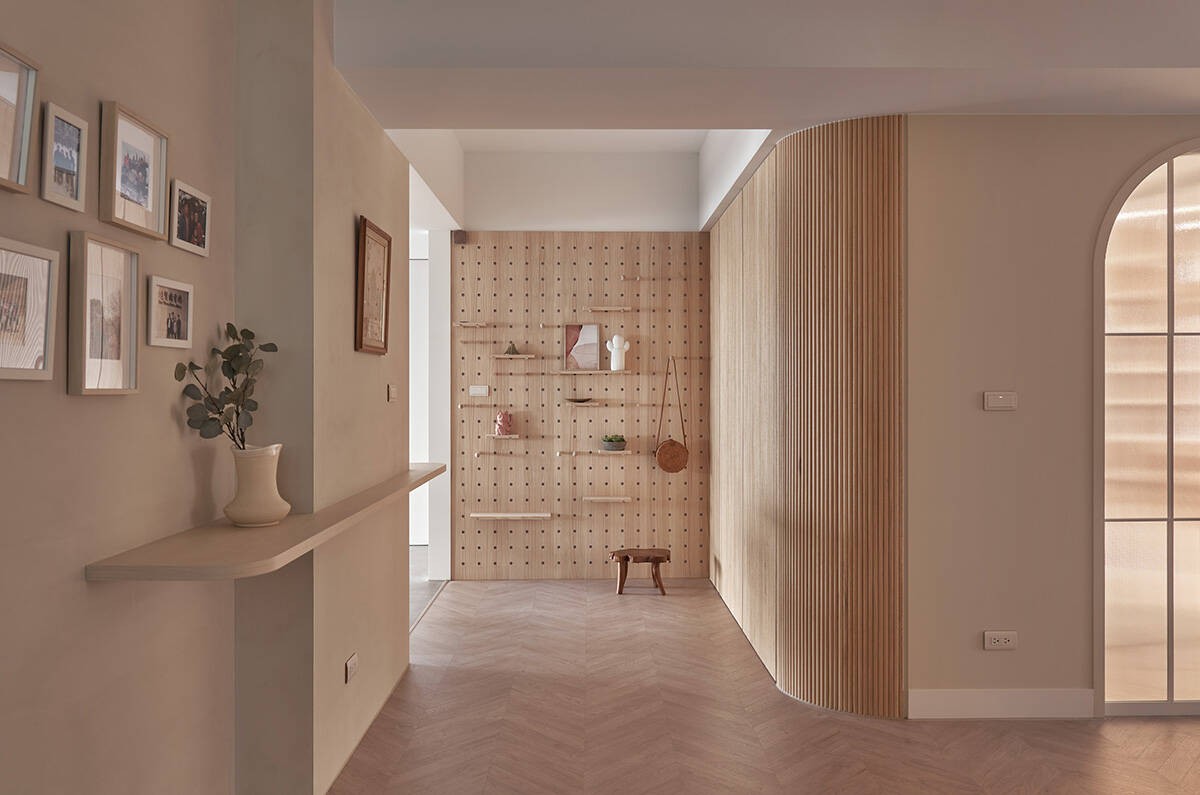 
Sàn nhà được lát bằng gỗ xương cá, tường sử dụng tông màu nhẹ nhàng tạo nên sự hài hòa về màu sắc nội thất của căn nhà
