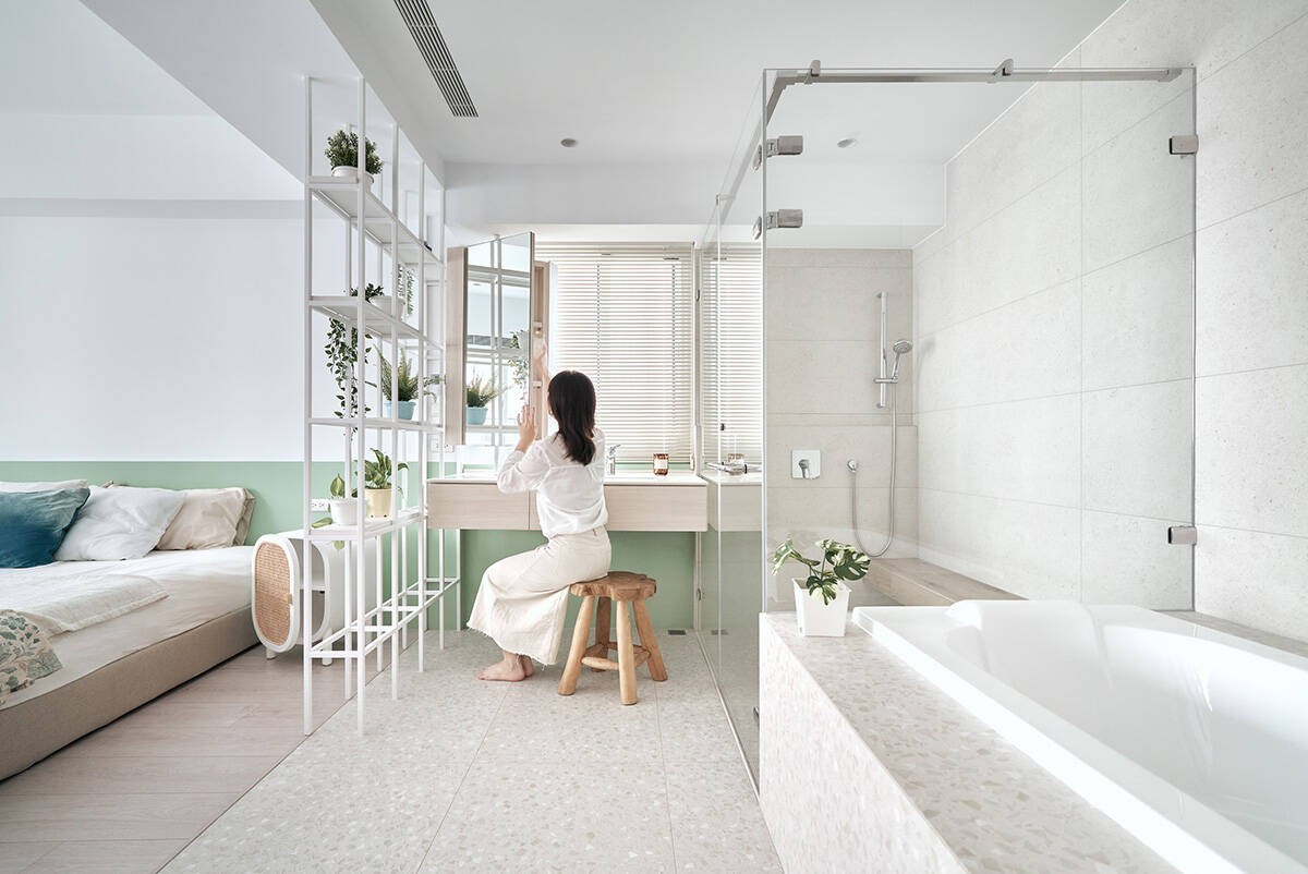 
Bồn tắm được cao hơn 50cm so với mặt sàn, bề ngang của bệ đỡ được xây rộng rãi hơn để thuận tiện cho việc tắm trong tư thế ngồi
