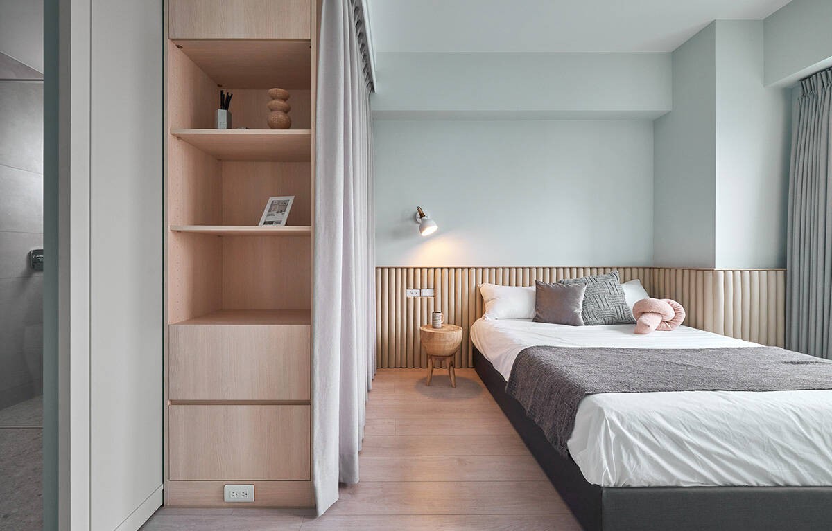 
Nội thất trong phòng ngủ của nam chủ được thiết kế đơn giản mà tinh tế với màu xanh bạc hà là đủ đạo
