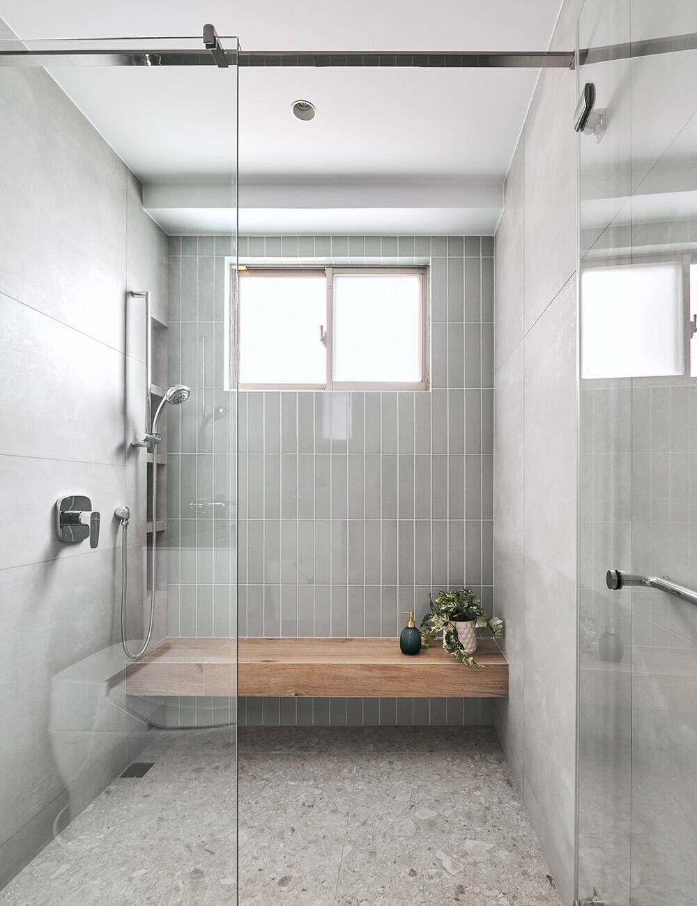 
Phòng tắm được thiết kế đơn giản ngăn cách giữa phần khô và ướt giúp không gian vệ sinh luôn sạch sẽ
