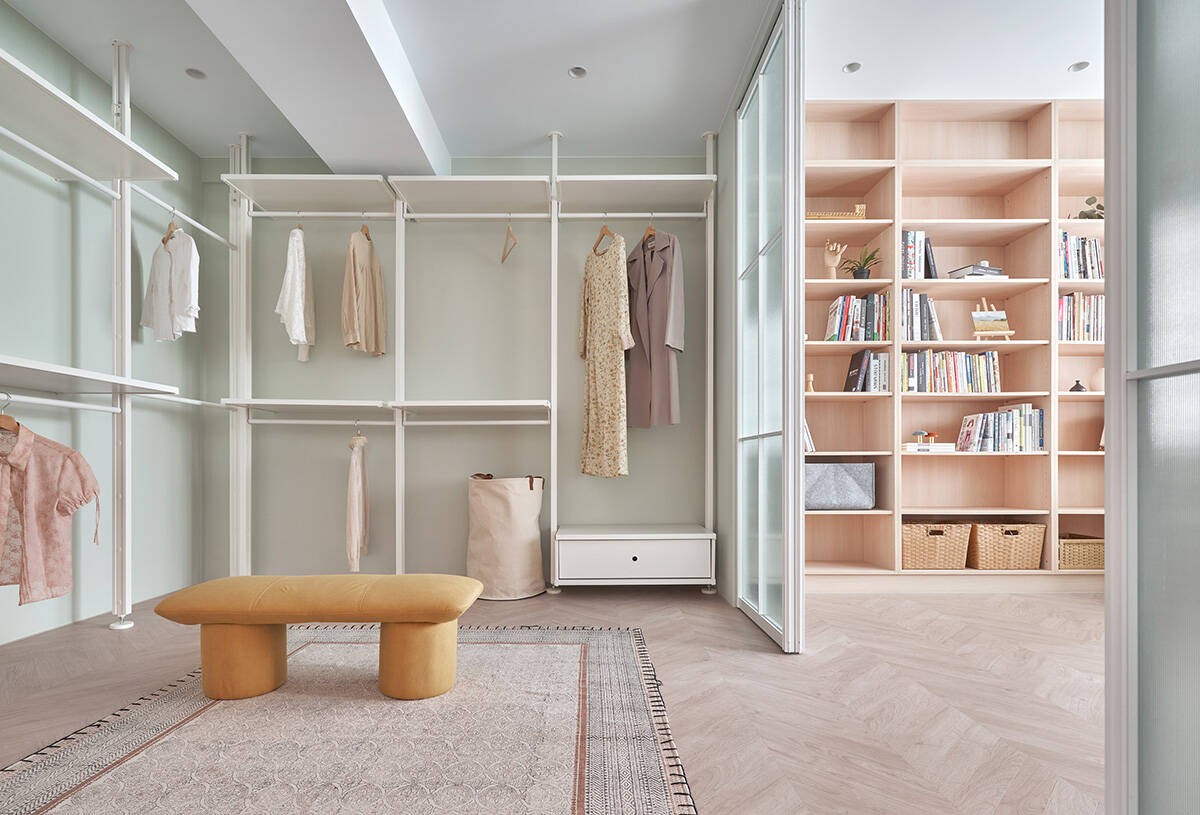 
Tủ quần áo và tủ sách được gắn vào tường được ngăn chia để thuận tiện cho việc cất giữ, bảo quản đồ đạc tốt hơn
