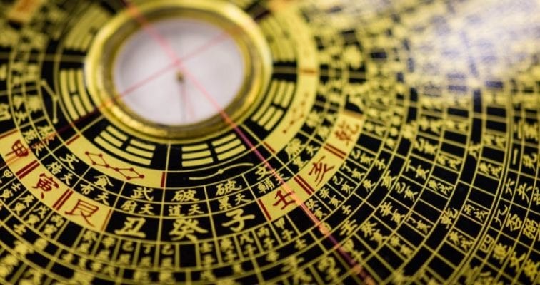 Góc trái của bàn thờ không được đặt đồ điện, trên bàn thờ luôn phải dọn dẹp gọn gàng