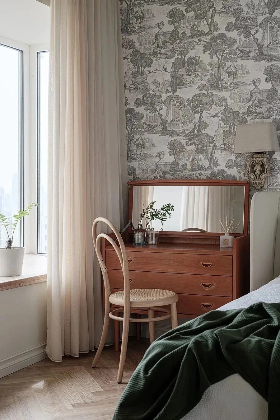 
Phía đầu giường được trang trí bằng giấy dán tường có hoa văn cổ điển làm điểm nhấn, tăng sự lãng mạn cho không gian riêng tư của hai vợ chồng
