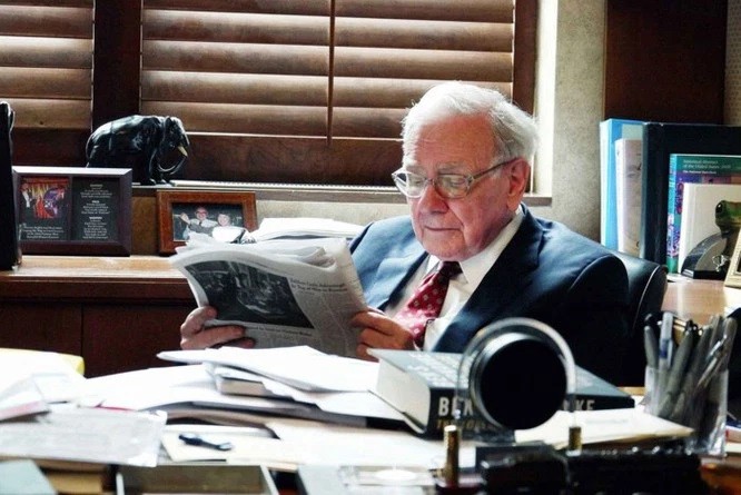 
Tỷ phú Warren Buffett nổi tiếng với thói quen đọc nhiều
