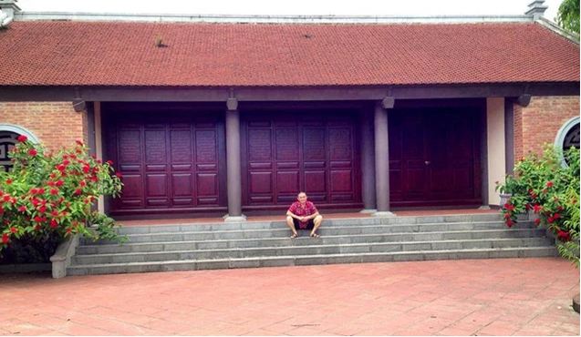 
Xuân Hinh còn sở hữu một khu nhà khác mang đậm phong cách làng quê Bắc Bộ tại Bắc Ninh, mỗi khu nhà được xây dựng bằng gỗ, mái ngói cùng sân gạch đỏ mang đậm nét đẹp truyền thống

