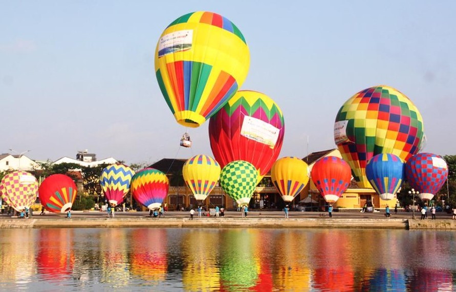 
Hình ảnh những chiếc khinh khí cầu rực rỡ màu sắc bên bờ sông Hoài, Hội An
